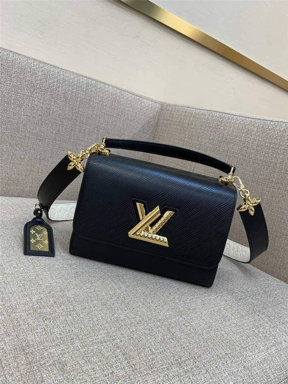 Louis Vuitton TWIST M25360  size：23x17x9.5cm 2025 new 